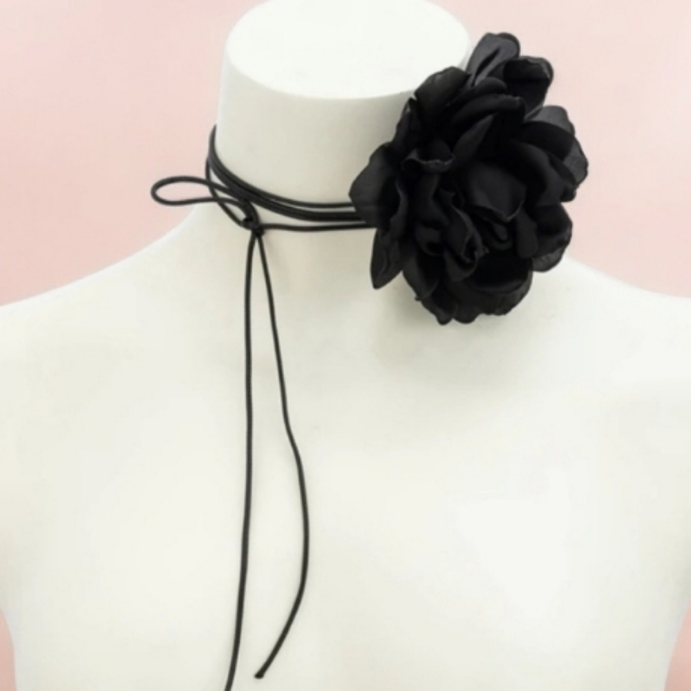 Trendy Beautiful black rose  choker